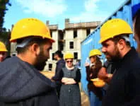 תמונה של סטודנטים שנה א' במגמת בניין בסיור במעונות רופין